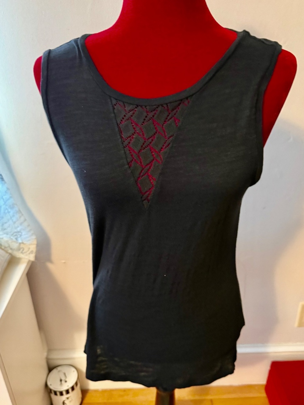Banana Republic Wms Sleeveless Black VLace near neck Top Size Med